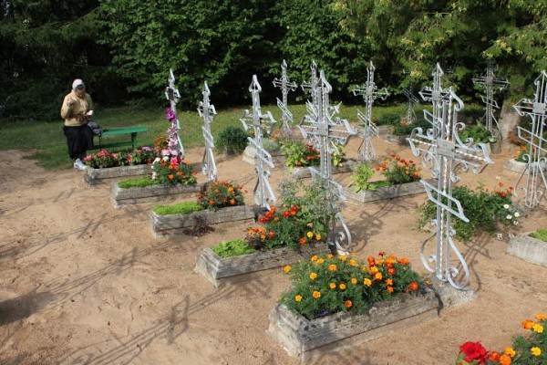 На кладбище: у послушницы Елены Блаженной всегда есть посетители