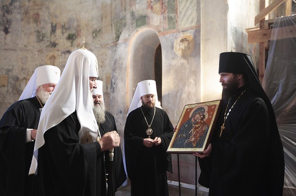 Патриарх Кирилл в Мирожском монастыре 