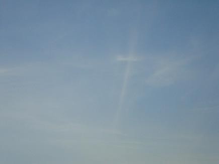 В небе над Мариуполем появился крест из облаков