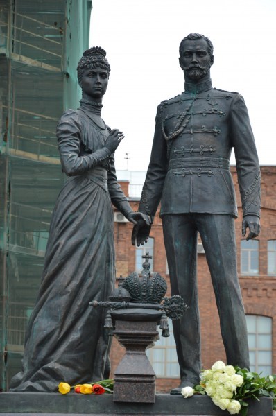 Памятник Николаю II и Александре Федоровне в Санкт-Петербурге