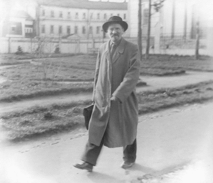 Отец Александр Ветелев во дворе МДА. 1948 или 1949 г.