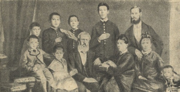А. П. Чехов (стоит второй слева) в кругу семьи (1876)