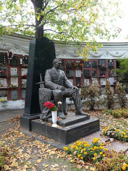 Могила А.И. Лебедя на Новодевичьем кладбище