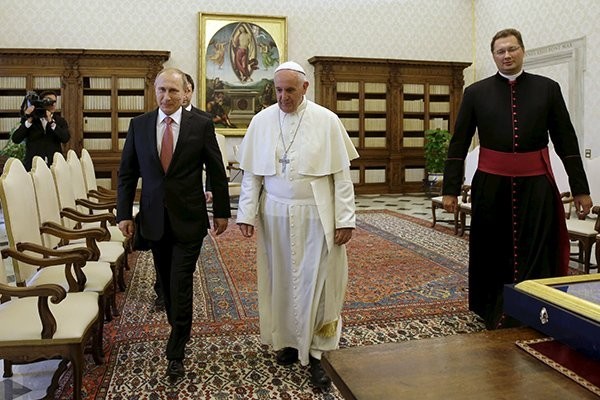 Владимир Путин получил от Папы Римского медаль ангела-миротворца