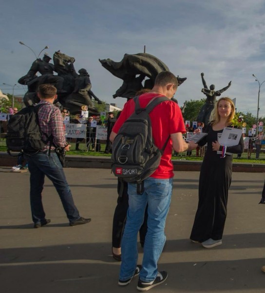 Ольга Синяева раздает диски с фильмом. Фото: Ахмет Эрол