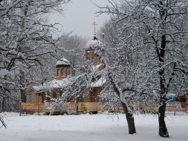 Деревянный храм зимой