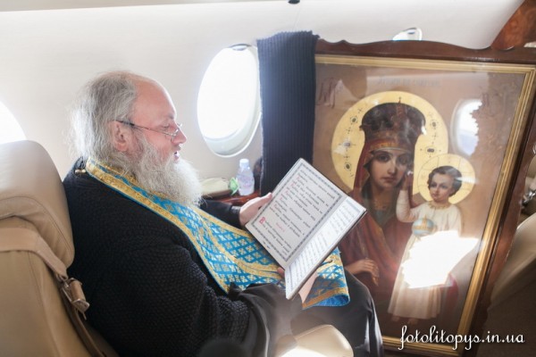 Епископ Фастовский Дамиан, наместник Свято-Введенского монастыря в Киеве, читает акафист перед иконой "Призри на смирение"