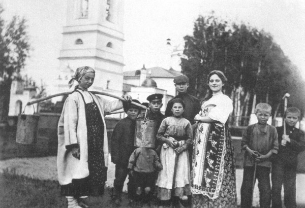 Сергей Есенин (во втором ряду справа) с односельчанами. 1909 или 1910 год 