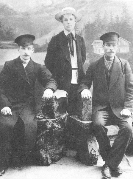 Сергей Есенин с отцом (слева) и дядей. Москва. 1912 год 