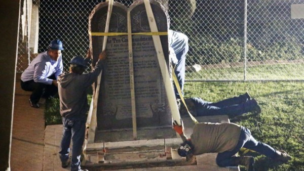 Монумент «Десять Заповедей» был демонтирован в столице штата Оклахома