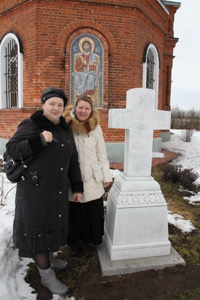 Матушка Елена (моя супруга) и наш регент Лариса у могилы отца Александра