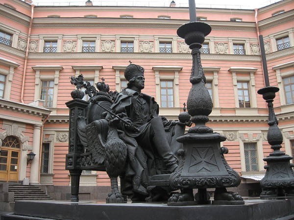 Памятник Павлу I во дворе Михайловского (Инженерного) замка в Санкт-Петербурге