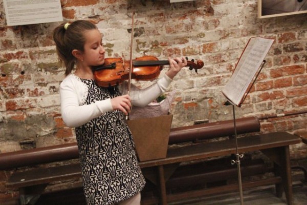 Дочь Елены Мещеряковой Оля играет на скрипке. Фото: spiporz.ru