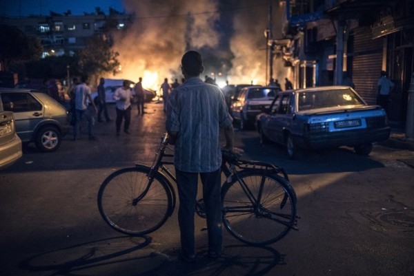 Мужчина с велосипедом смотрит на взрыв