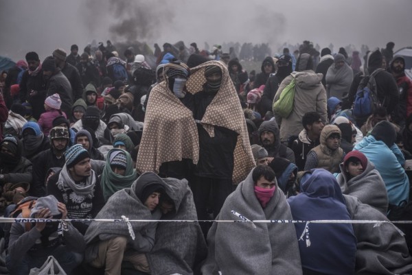 Мигранты ждут прибытия полиции в Словении для сопровождения в регистрационный лагерь