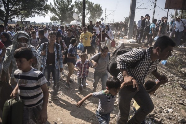 Мигранты торопятся пересечь границу между Грецией и Македонией из маленькой греческой деревни Идомени