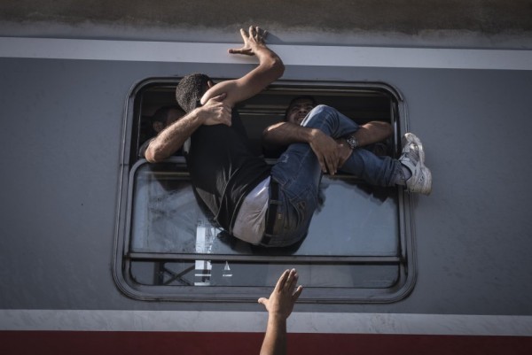 Беженцы пытаются проникнуть в поезд из Загреба до Товарника (Хорватия)
