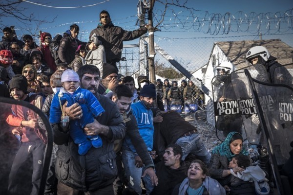 Семья иранских мигрантов окружена греческой полицией во время попытки перекрыть границу с Македонией