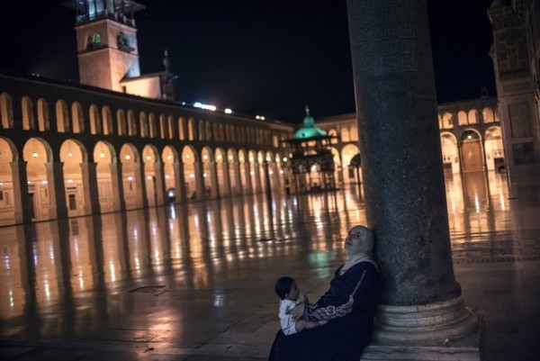 Женщина с ребенком в мечети Омаяд