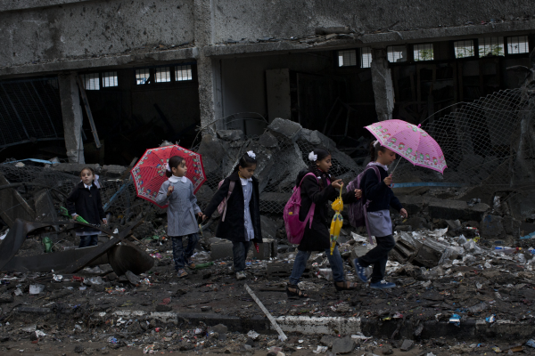 ©Bernat Armangue Gaza/www.worldpressphoto.org Дети идут среди обломков школы в городе Газа.