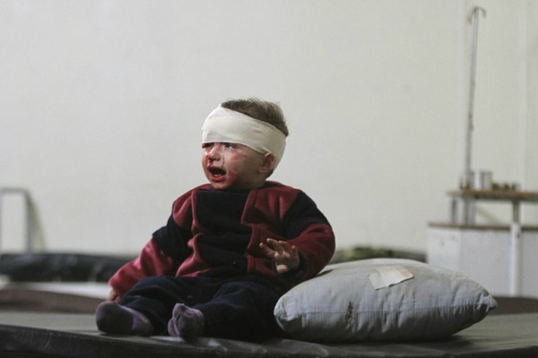 © Leanne Burden Seidel/www.bostonglobe.com Раненый ребенок в полевом госпитале в Аль-Гута, пригороде Дамаска.