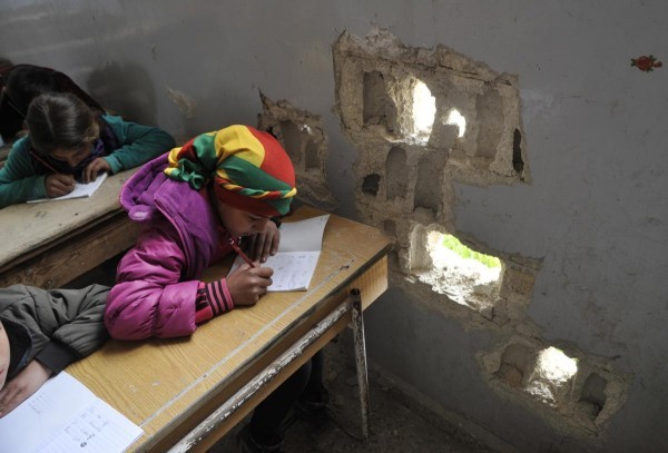 © Leanne Burden Seidel/www.bostonglobe.com Школьный урок в день первого звонка в сирийском городе Кобани.