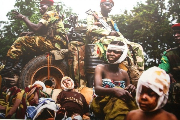 ©William Daniels/www.worldpressphoto.org Раненые дети и солдаты MISCA (Африканский союз миротворческих сил) после нападения группировки «Анти-балака».