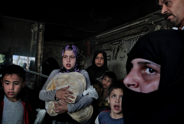 ©Javier Manzano/www.worldpressphoto.org Мирные жители укрываются от бомб в Алеппо (Сирия).