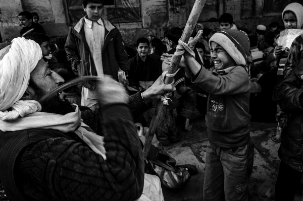 ©Majid Saeedi/www.worldpressphoto.org Герат. Учитель наказывает ученика на уроке релиозного воспитания. Система всеобщего школьного образования в Афганистане практически отсутствует. Многие дети вообще не посещают школу или же вынуждены бросить учебу, чтобы кормить семью.