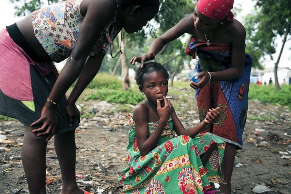 ©Per-Anders Pettersson/www.worldpressphoto.org Эстер (9 лет) курит сигарету, в то время как ее подруги помогают ей с волосами. Эстер бездомная и работает в секс-индустрии всего лишь за 1 доллар. Десятки тысяч детей-беженцев, сирот войны и детей, брошенных своими семьями, живут на улицах в Киншасе и других городах по всей республике Конго.