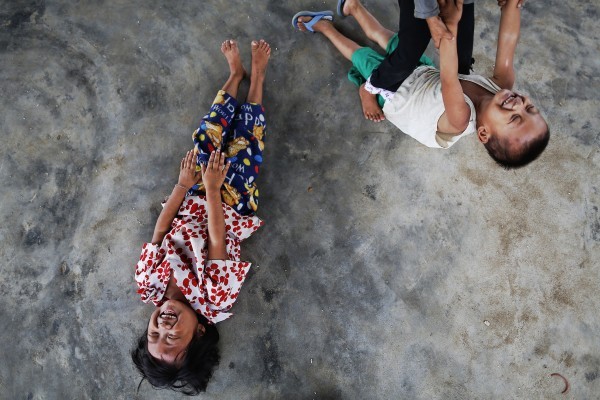 ©REUTERS Damir Sagolj Дети играют в лагере для беженцев в Мьянме. Тысячи людей остались без воды, еды и лекарств после того, как гуманитарные организации были вынуждены покинуть страну из-за нападок буддистов.