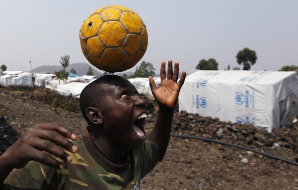 ©REUTERS Thomas Mukoya Мальчик играет с мячом укрытия в лагере Мугунга, во время боевых действий в Демократической Республике Конго.