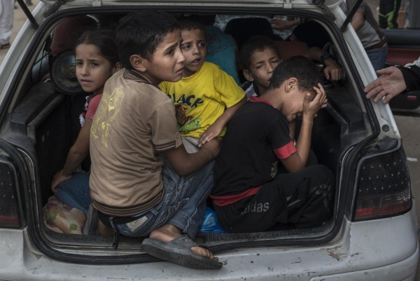 ©Sergey Ponomarev/www.worldpressphoto.org Палестинские беженцы прибывают в приют в Хан-Юнис от боевых действий в их районе.