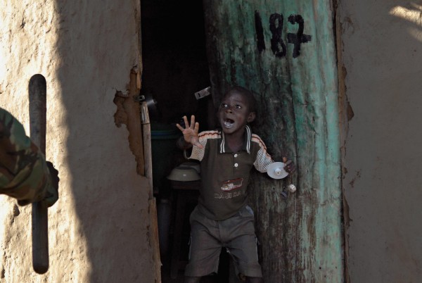 ©Walter Astrada/www.worldpressphoto.org Мальчик (7 лет) кричит полицейским, которые приближаются к его дому. Этническое насилие, которое вспыхнуло в Кении после спорных выборов в декабре 2007 года продолжалось до февраля.