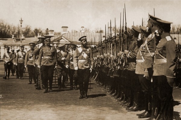 Царь Николай II во время смотра войск