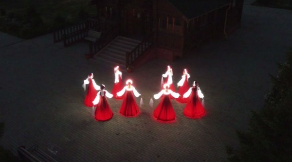 Девушки в светящихся одеждах сняли клип «Аленки» у храма Всех Святых в Омске