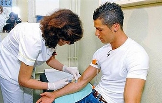 «добрые люди» Cristiano-Ronaldo---s-Charities-and-Donations-1