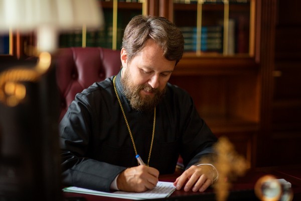 Митрополит Иларион – критика запрета мирских профессий для священников