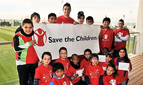 «добрые люди» Ronaldo-with-Save-the-Children-600x358