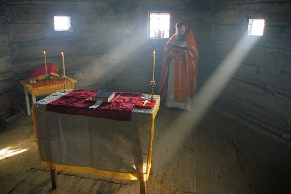 Литургия в старом храме. Фото: Сергей Веретенников