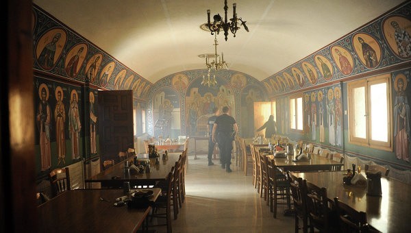 В Афинах старинный монастырь забросали коктейлями Молотова