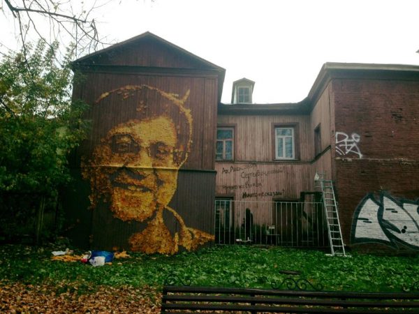 Художник выложил на стене портрет Шевчука из осенних листьев