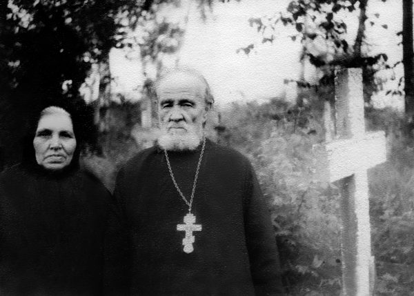 Священник Василий Гундяев с супругой Параскевой Ивановной на кладбище в с. Оброчном. 1960-е гг.