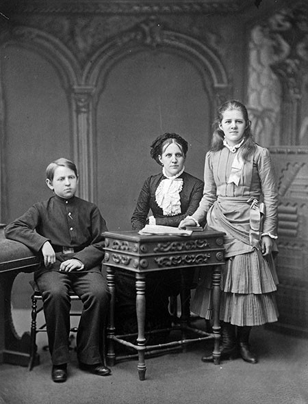 Анна Григорьевна Достоевская с детьми, Любовью и Федором; 1870-е