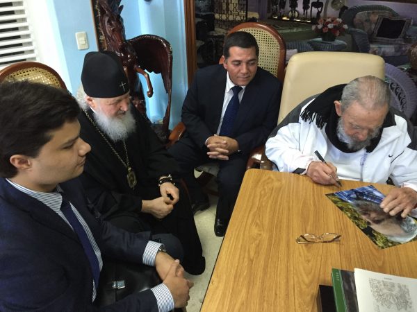 Фидель Кастро подписывает свою фотографию для Патриарха Кирилла. Фото Алехандро Кастро, из личного архива Мигеля Паласио