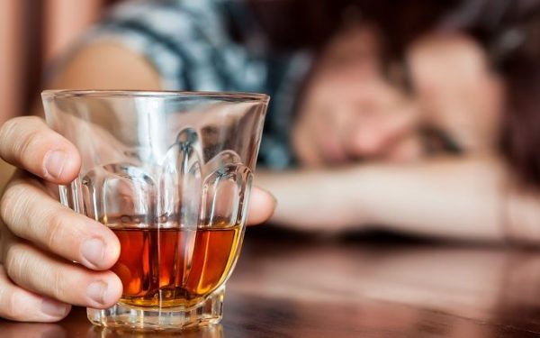 Минздрав связал популярность суррогатного алкоголя с проблемами в экономике