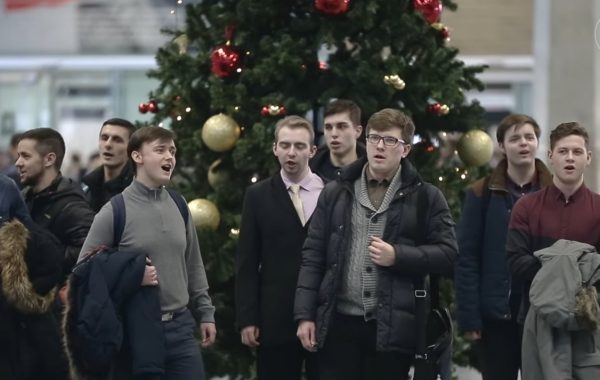 Петербургские семинаристы спели «Тихая ночь» в Пулково (+ видео)