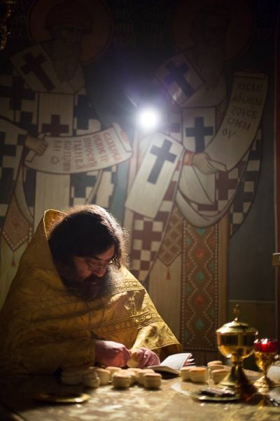 Иеромонах Феодорит (Сеньчуков) на службе. Фото: Высоко-Петровский монастырь / Facebook