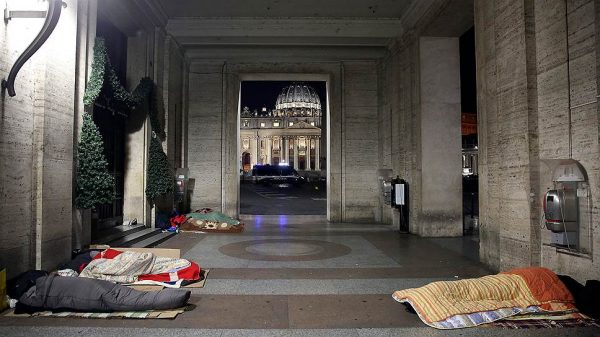"Не все бездомные Рима пришли сюда, некоторые оставались на улицах. Поэтому мы ходили по городу и раздавали им спальные мешки и одеяла" Фото: Stefano Rellandini, Reuters