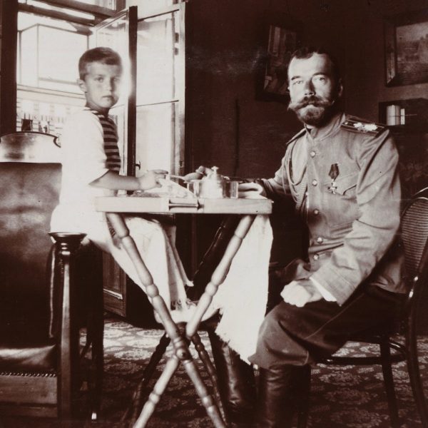 Царевич Алексей с императором Николаем. 1910 год